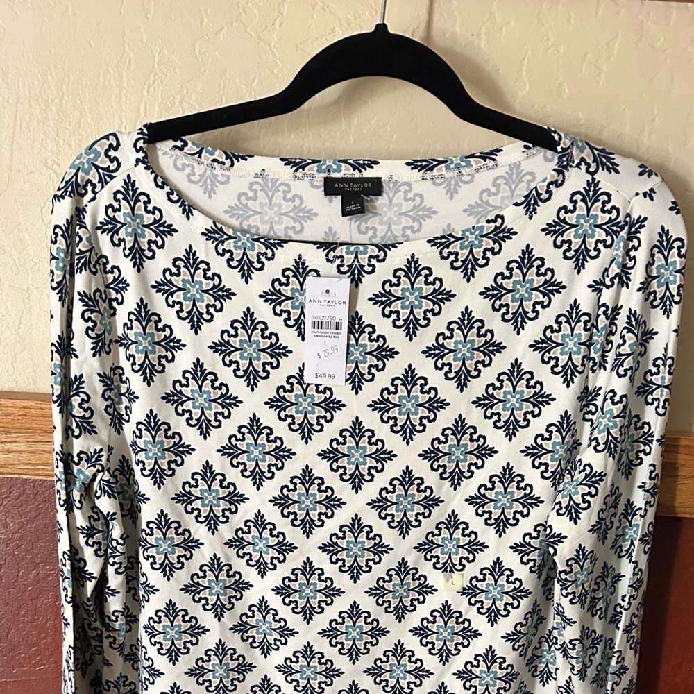 Woman’s beautiful top 
Size large NWT